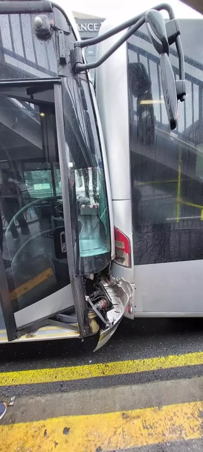 Küçükçekmece'de iki metrobüs çarpıştı