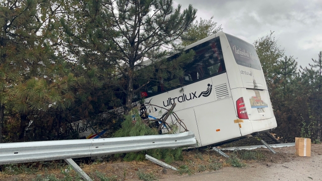 Bursa'da yolcu otobüsü şarampole uçtu 2 kişi yaralandı