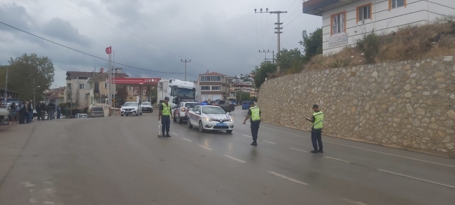 Bursa'da tırın altına giren kamyonette sıkıştılar