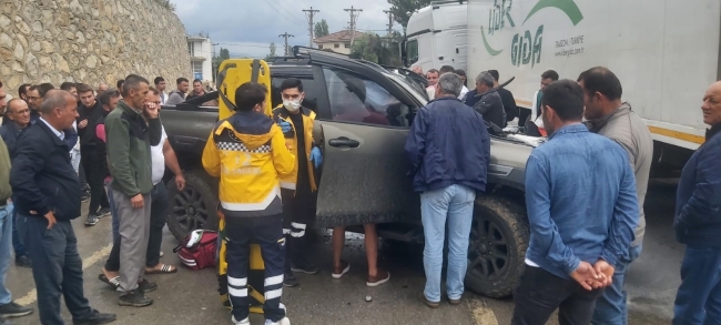 Bursa'da tırın altına giren kamyonette sıkıştılar