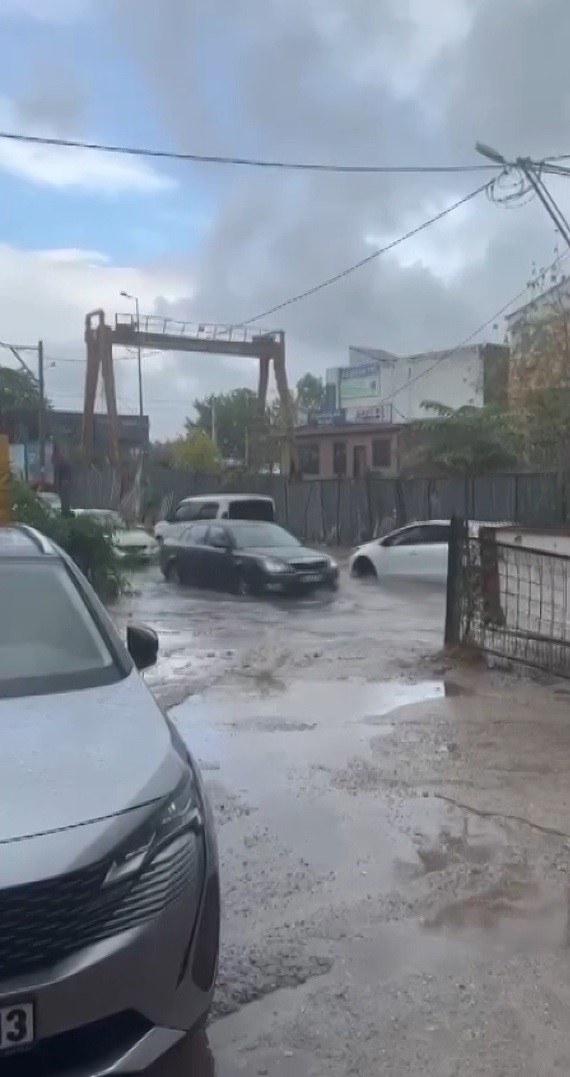 Bursa'da sağanak yağış hayatı felç etti