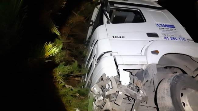 Bolu'da faciadan dönüldü! TIR, uçurumda askıda kaldı