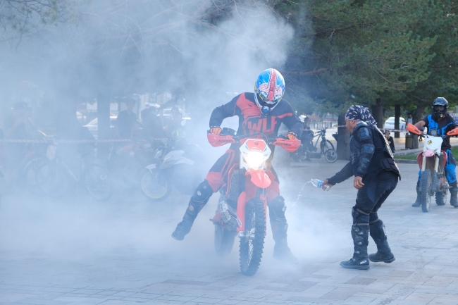 Kentin göbeğinde nefes kesen motocross gösterisi