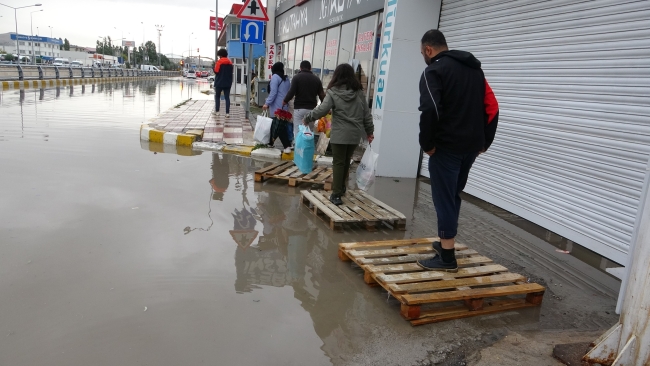 Ev ve iş yerlerini su bastı