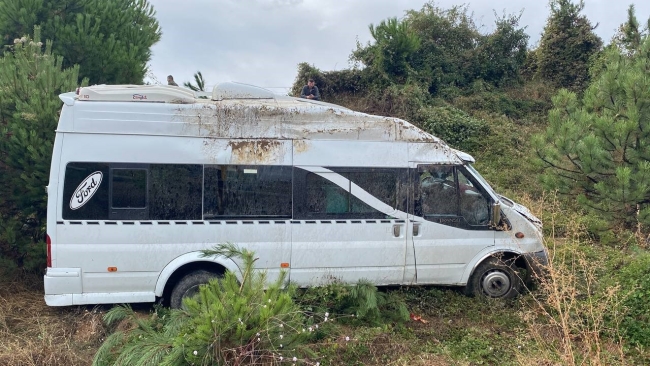Servis minibüsü şarampole yuvarlandı