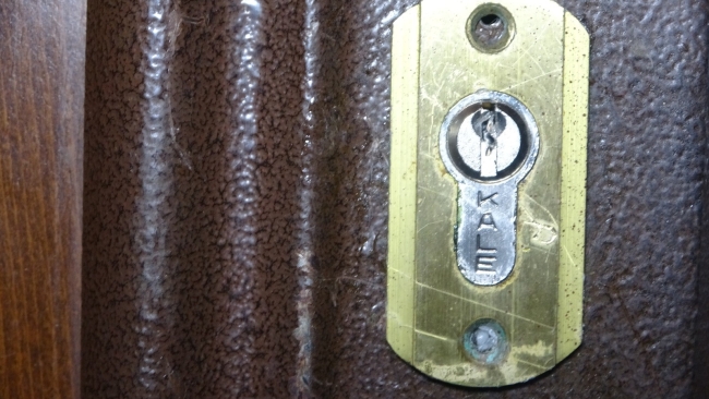 Kiracıları eve giremesin diye kapılara yapıştırıcı sürdü!