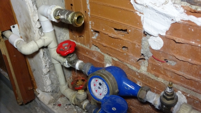 Kiracıları eve giremesin diye kapılara yapıştırıcı sürdü!