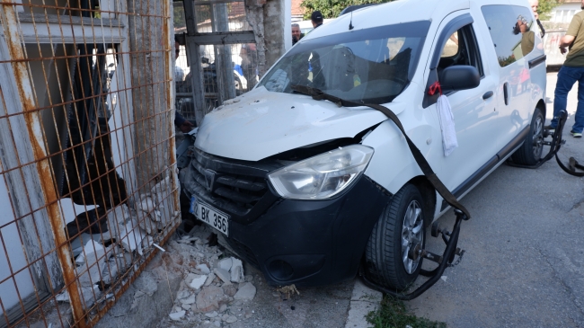 Evin duvarına çarpan araçtan 5 göçmen çıktı