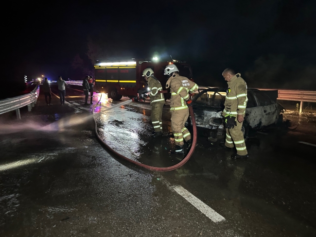 Kamyonetle çarpışan otomobilde alev aldı: 1 ölü, 2 yaralı