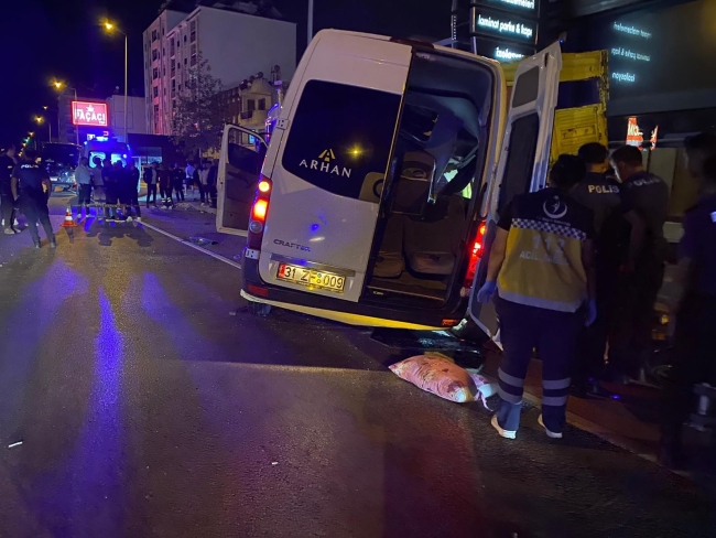 Minibüs park halindeki kamyona çarptı: 2 ölü 9 yaralı!