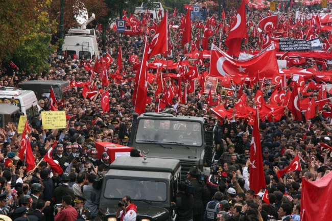 Bursa'da 16 yıl sonra şehit oğlunun kabrine gidip müjdeli haberi verdi