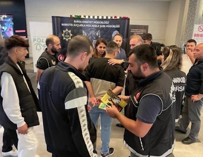 Bursa'da narkotik ekipleri eğitim broşürleriyle harekete geçti