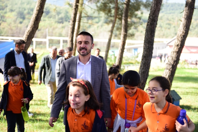 Başkan Tanır ve öğrenciler patili dostları yalnız bırakmadı