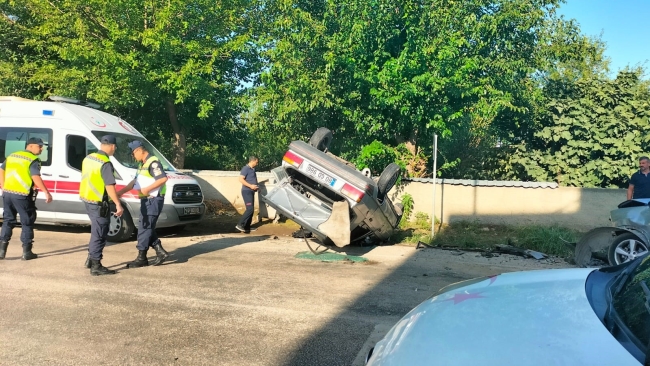 Otomobiller çarpıştı: 3 yaralı!