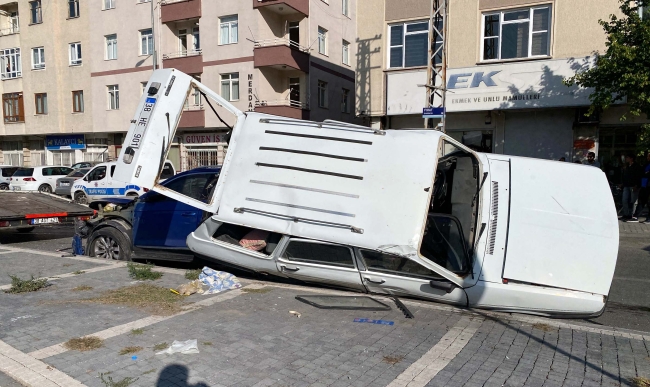 Otomobiller çarpıştı: 2 yaralı