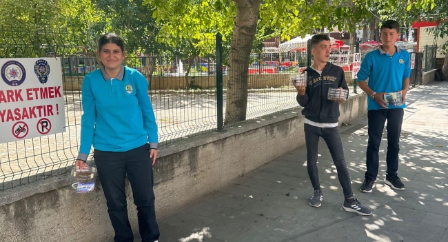 Özel öğrenciler sokak hayvanlarını unutmadı