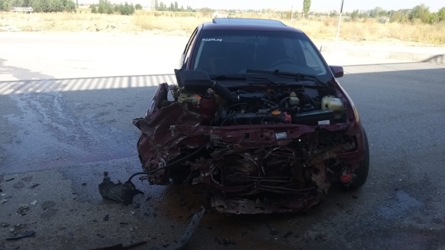 Belediye otobüsü otomobille çarpıştı: 3 yaralı