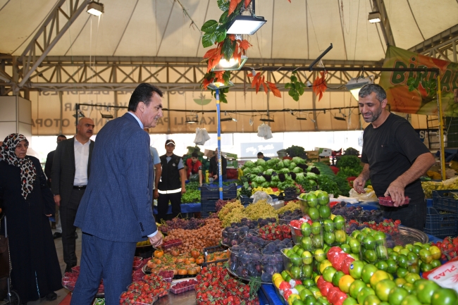 Başkan Dündar, güne pazarcı esnafı ile başladı