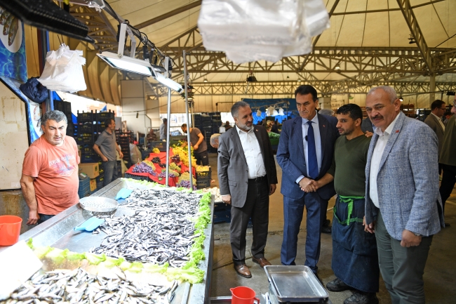 Başkan Dündar, güne pazarcı esnafı ile başladı
