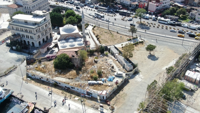 Tarihi okul restorasyon beklerken depoya dönüştü