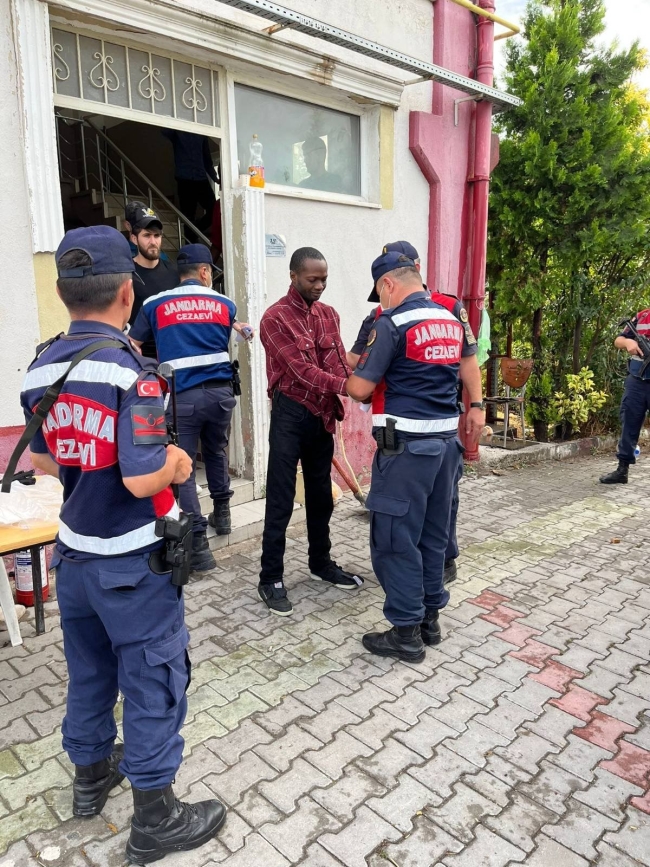 Yakalanan 26 düzensiz göçmenden 1’i tutuklandı