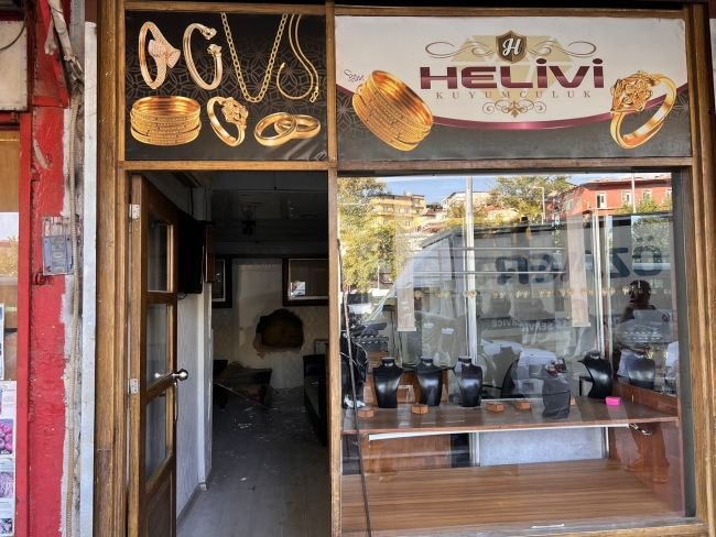 Duvarı delip altınları çaldılar!