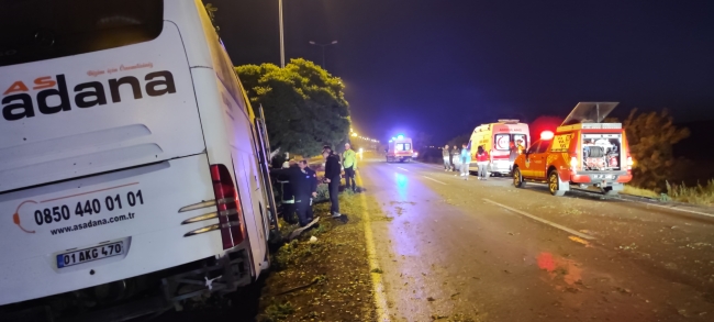 Yolcu otobüsü direğe çarptı! Çok sayıda yaralı var