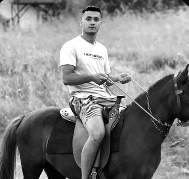 Minibüsle çarpışan motosiklet sürücüsü hayatını kaybetti