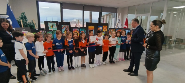 7 yaşında resim sergisi açtı