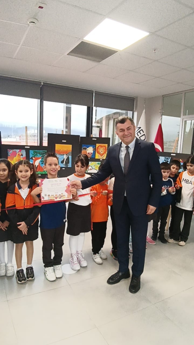 7 yaşında resim sergisi açtı