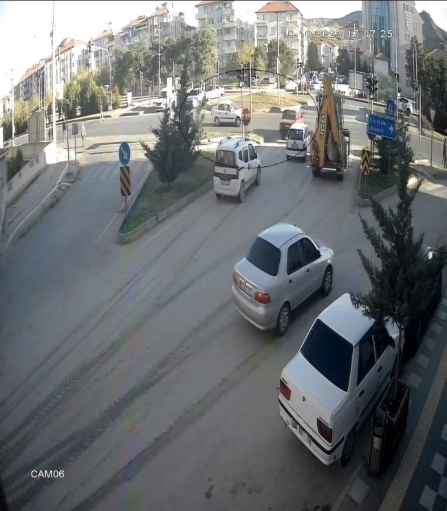 İki otomobil çarpıştı!