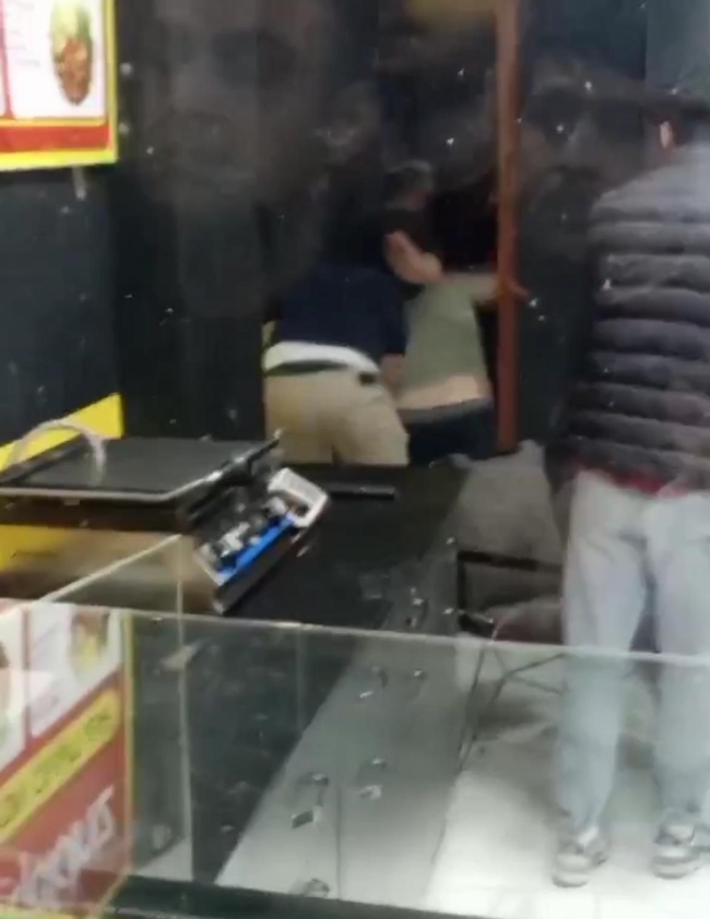 Bursa'da hırsızlık şüphelisine esnaftan meydan dayağı!
