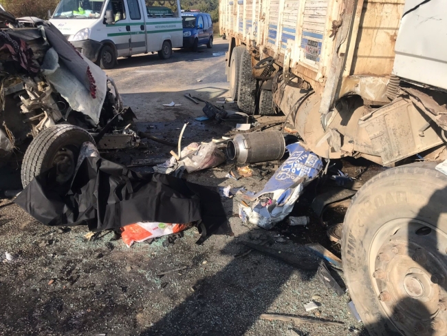 Süt toplama aracı kamyonla çarpıştı: 1 ölü, 5 yaralı