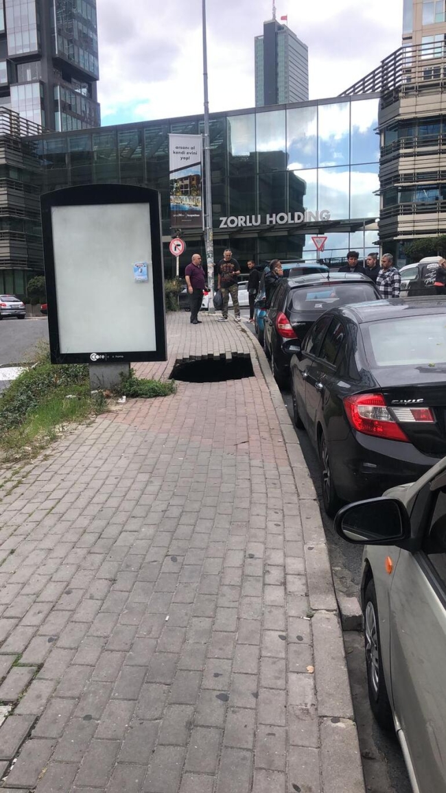 Kaldırım çöktü; Genç kadın içine düşüp yaralandı