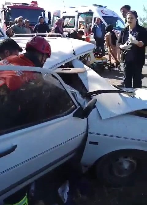 Manisa'da feci kaza: 2 ölü, 3 yaralı