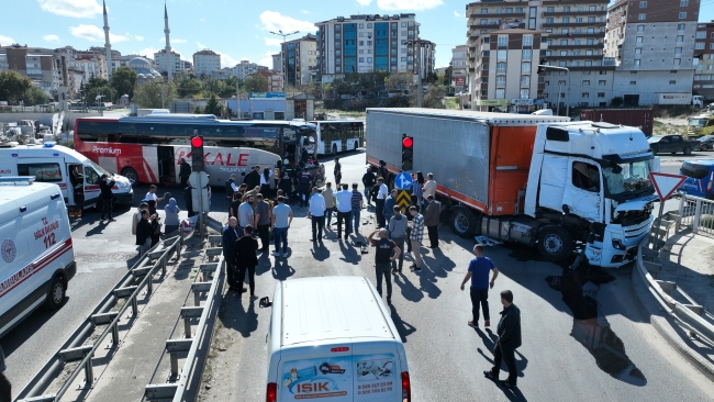 Yolcu otobüsü TIR'la çarpıştı: 3 yaralı