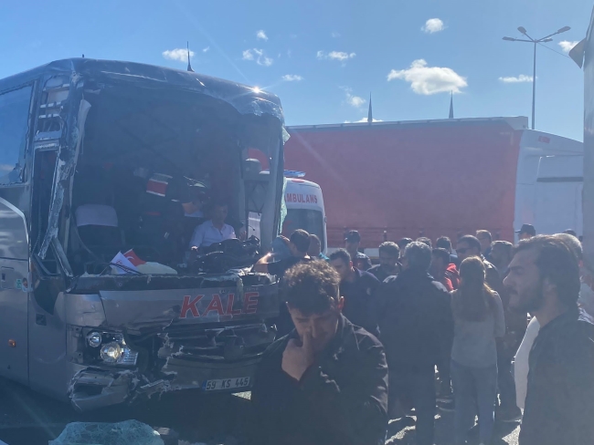 Yolcu otobüsü TIR'la çarpıştı: 3 yaralı