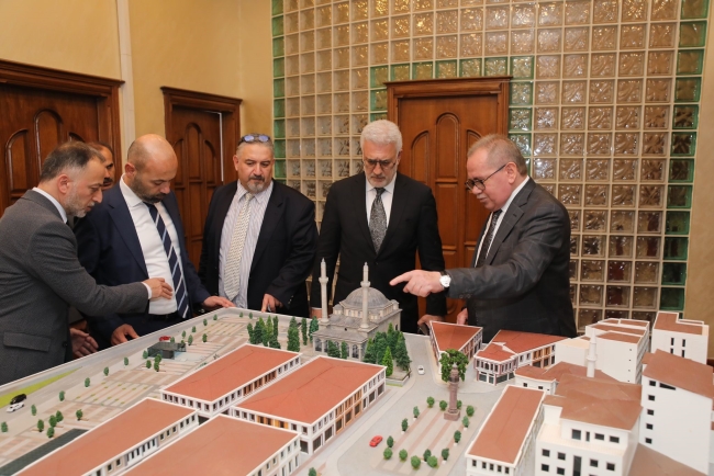 Tamer Karadağlı, Saathane Meydanı'nı inceledi