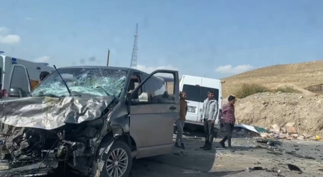 Feci kaza! İki minibüs çarpıştı
