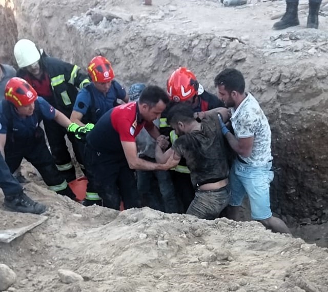 Göçük altında kalan işçi ölümden döndü