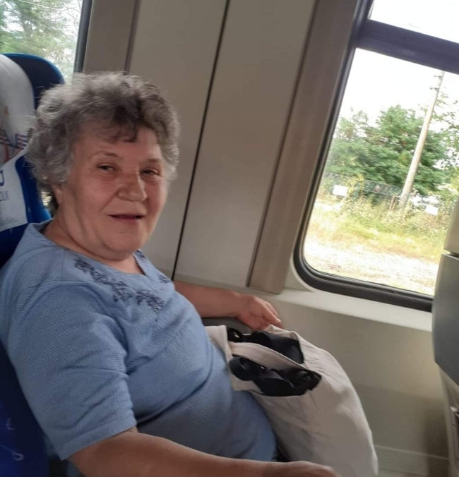 Annesini öldürüp başında bekledi