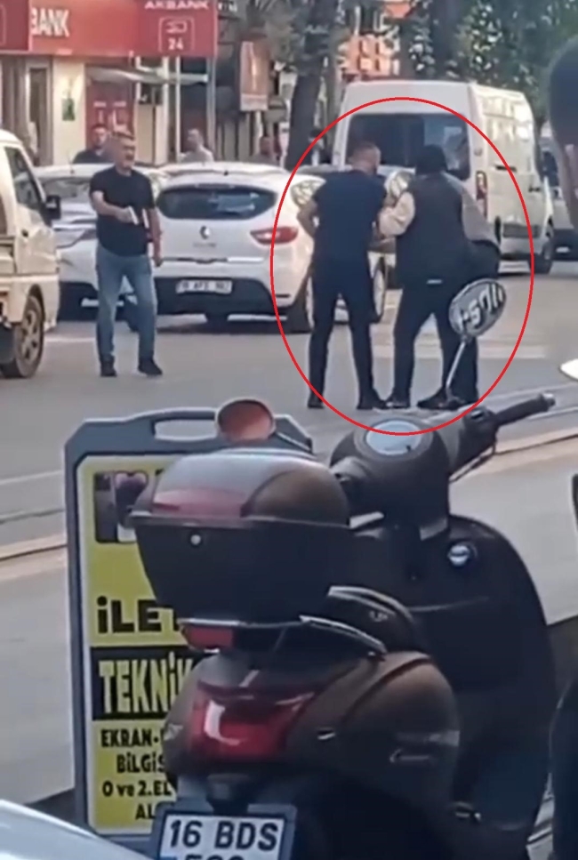 Bursa'da cadde ortasında silahlı tehdit