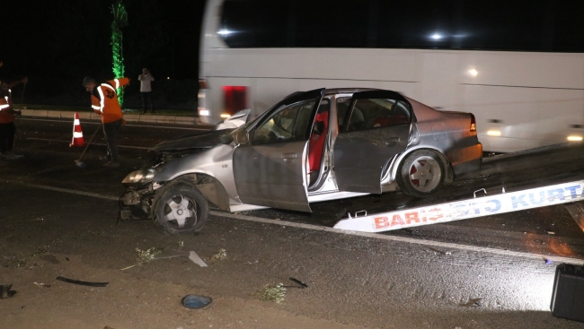 İzmir'de işçi servisi ile otomobil çarpıştı!