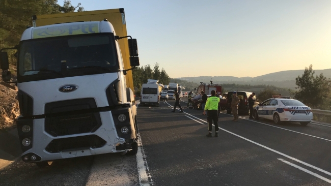 Bilecik’te kamyon ile otomobil çarpıştı: 3 yaralı