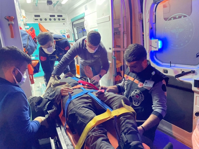 Kaçak göçmenleri taşıyan minibüs devrildi: 20 yaralı