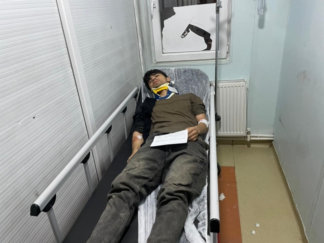 Kaçak göçmenleri taşıyan minibüs devrildi: 20 yaralı