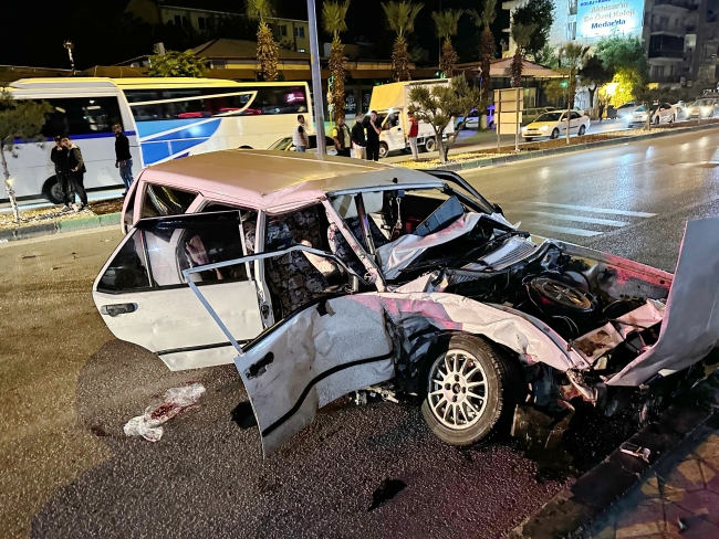 Akhisar iki otomobil çarpıştı: 4 yaralı
