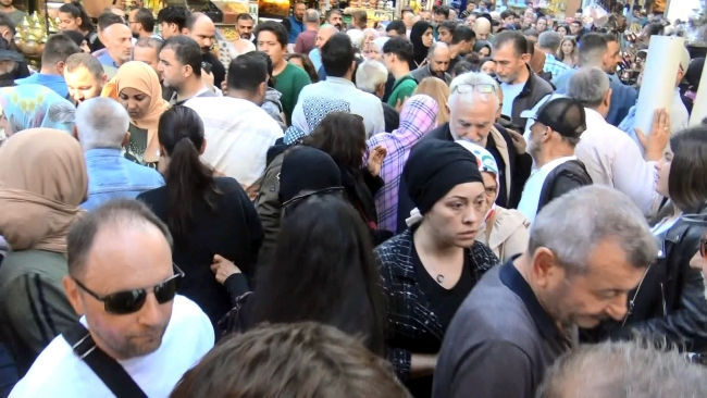 Eminönü'nde insan seli