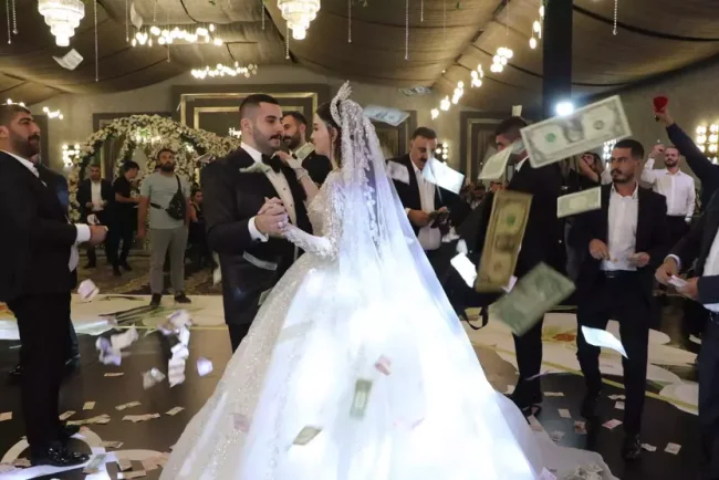 Deste deste dolarlar havada uçuştu! Geline 7 kilo altın takıldı
