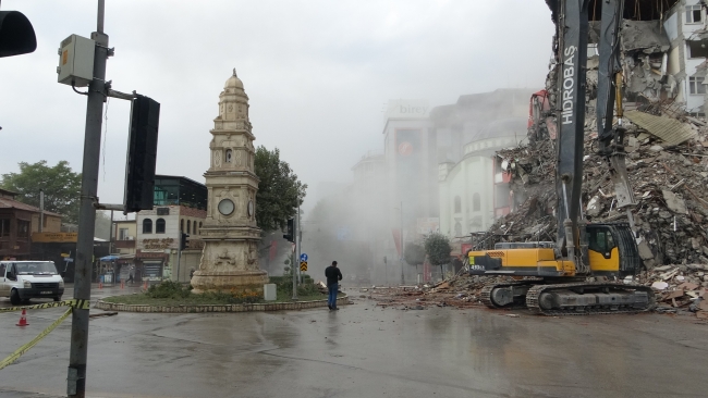 Malatya’da ağır hasarlı binaların yıkımına hız verildi